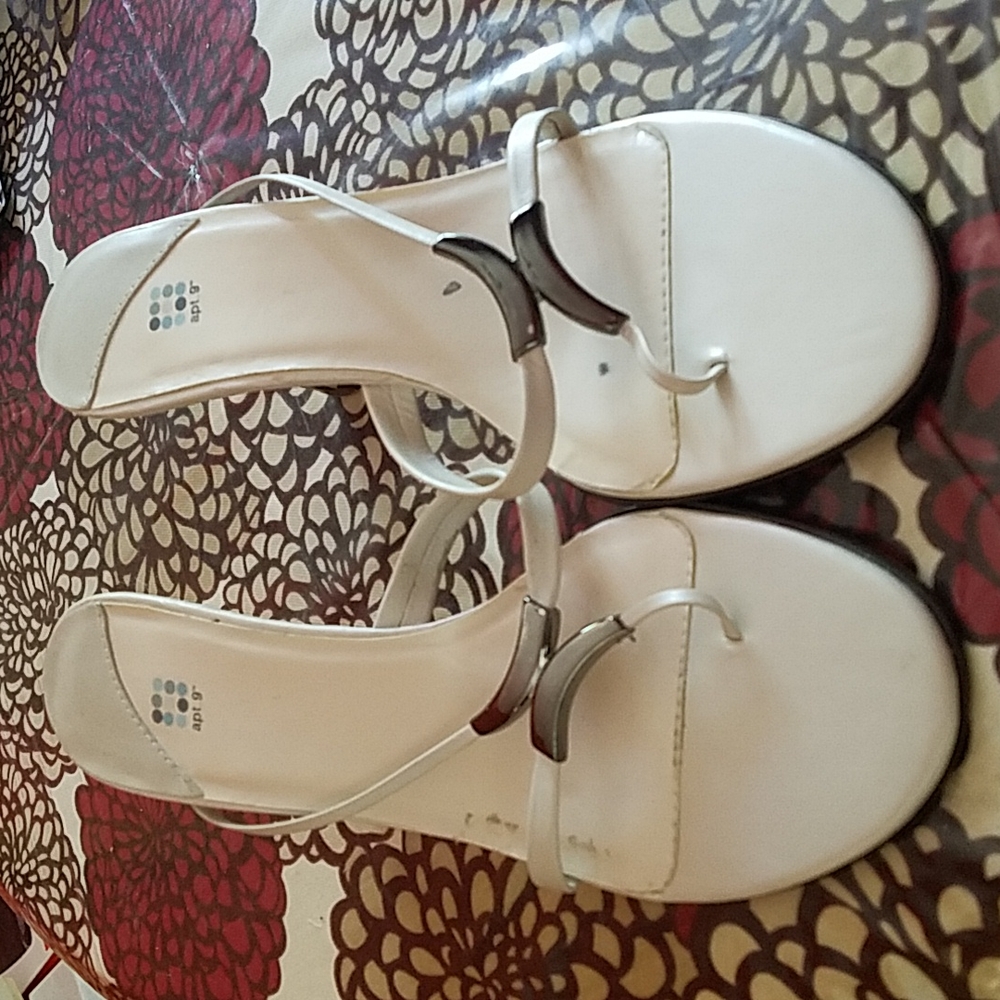 Apt 9 sandals - Size 9M